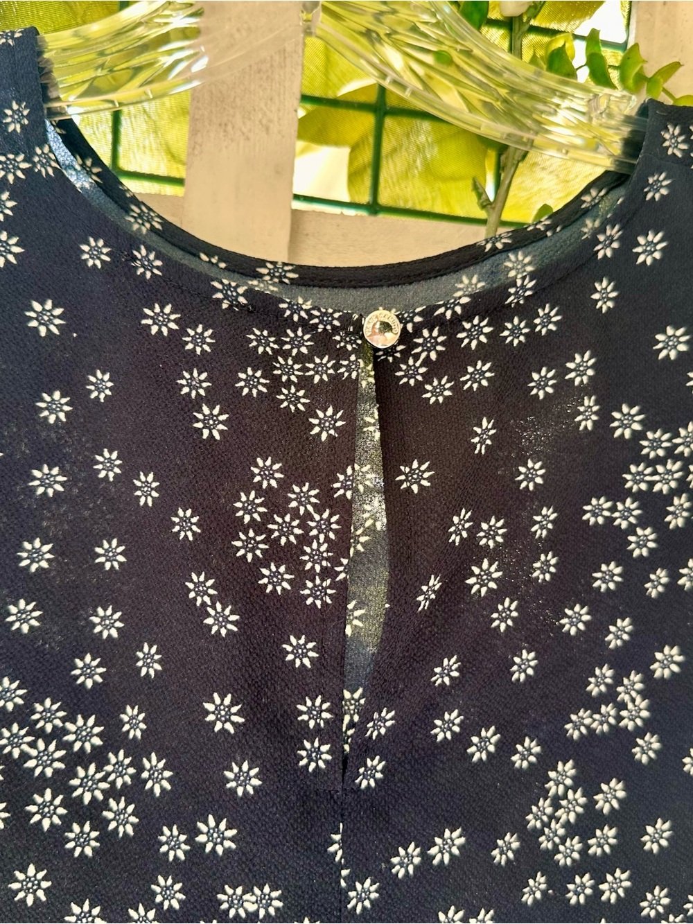 Vince Camuto Floral Tie-Hem Sleeveless Blouse Navy White Size Small - Picture 5 of 5
